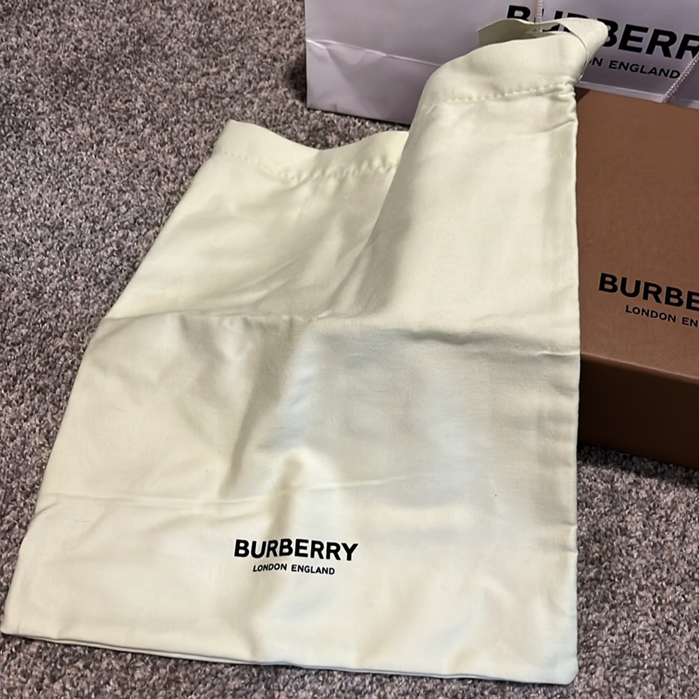 Burberry Cream Sandals with Open Toe and Padded Straps - Picture 9 of 10